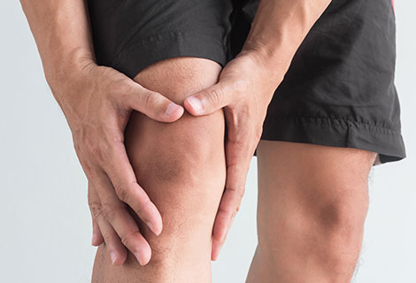 patient suffering with from knee pain