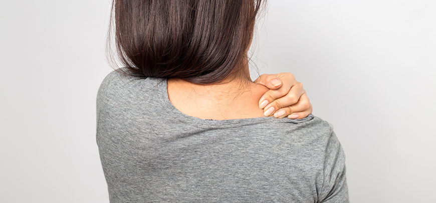 patient experiencing shoulder pain and in need of Advanced Joint Pain Relief