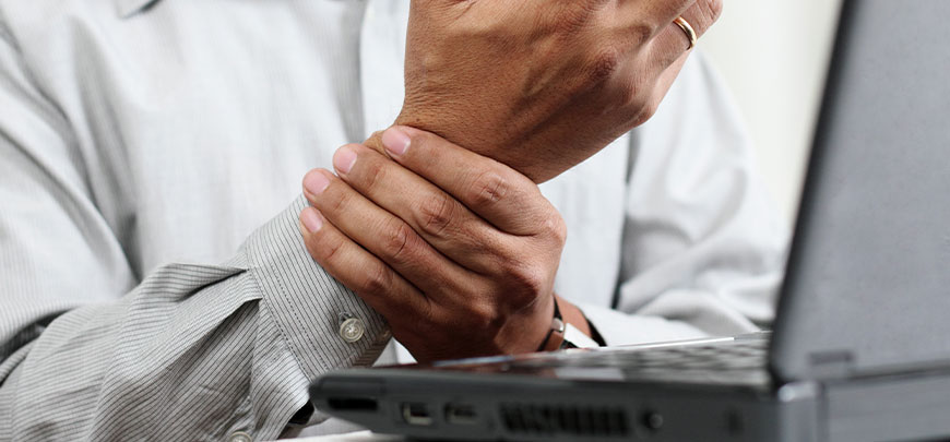 patient experiencing wrist pain and in need of Advanced Joint Pain Relief